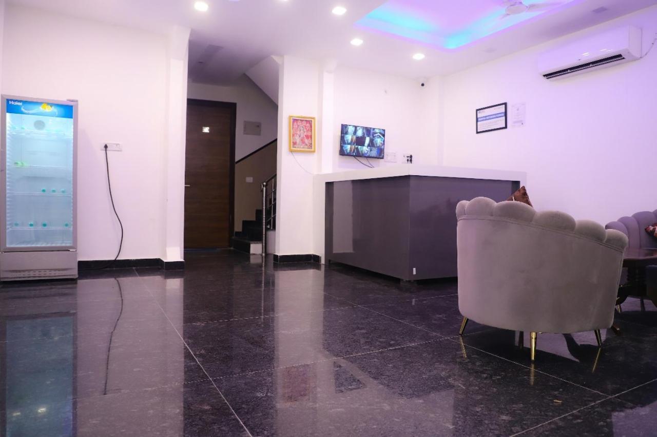 Bed and Breakfast Surya International Neu-Delhi Exterior foto