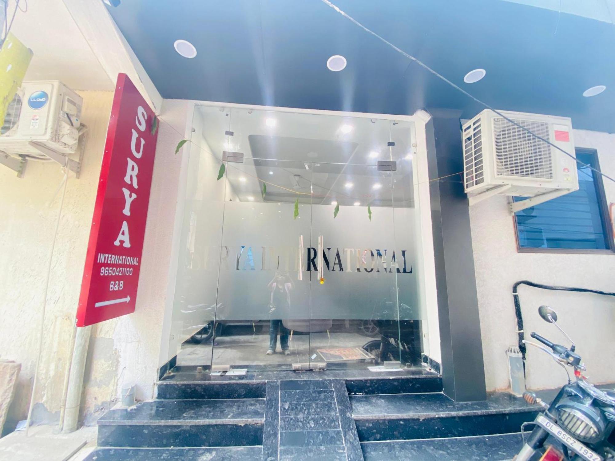 Bed and Breakfast Surya International Neu-Delhi Exterior foto
